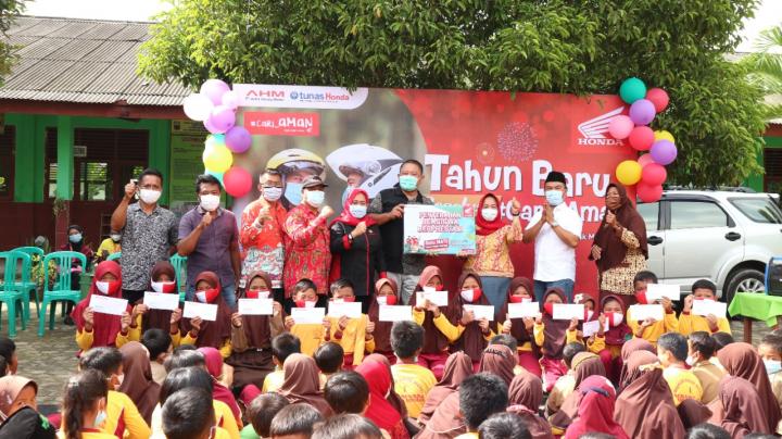 Tunas Give Back : Berikan Beasiswa Hingga Perlengkapan Sekolah ke SDN 1 dan PAUD Sukanegara Tanjung Bintang